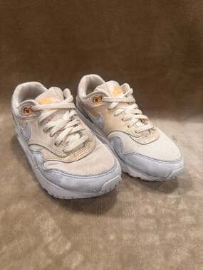 Nike Air Max Sneakers Beige Gray Cream Kids Size 1 Youth Running Shoes